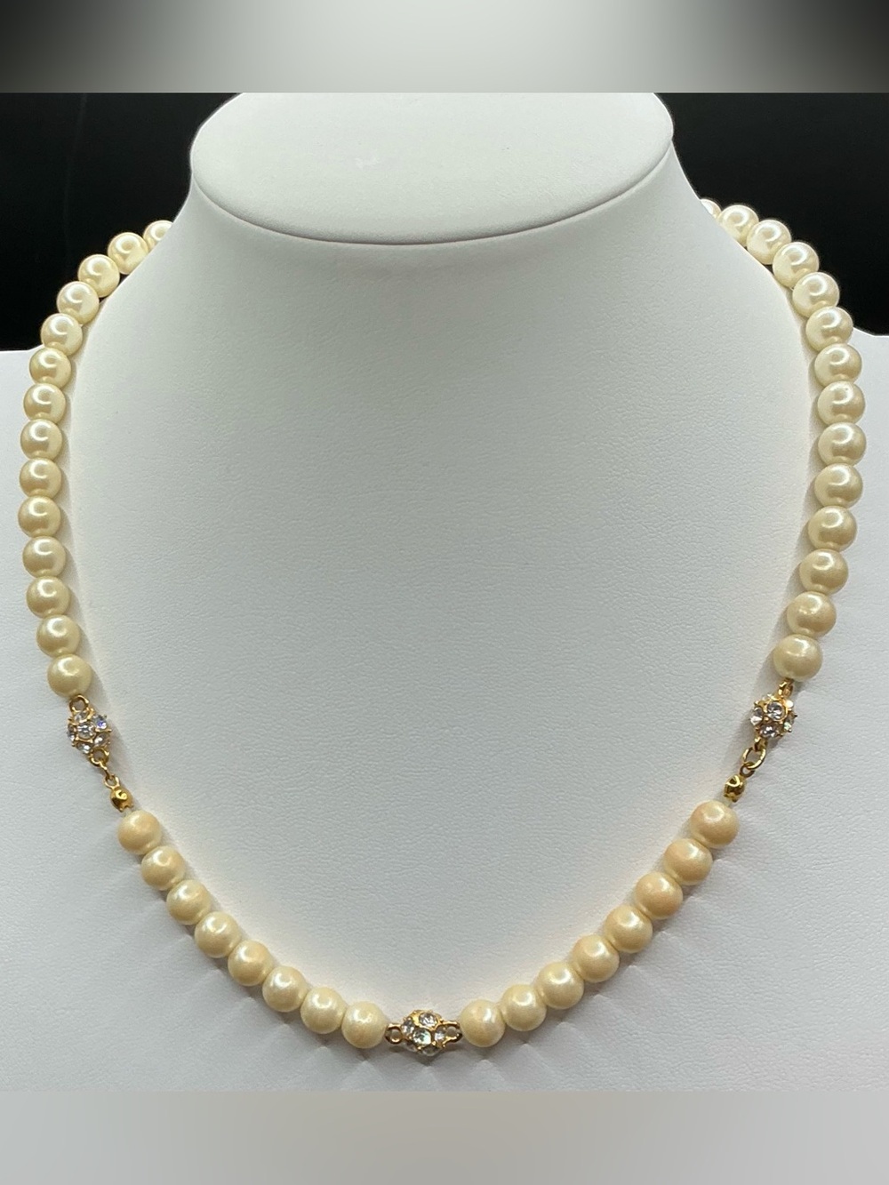 AVON CLASSIC CREAM FAUX PEARL NECKLACE WITH RHINESTONE AND GOLD TONE ACCENTS